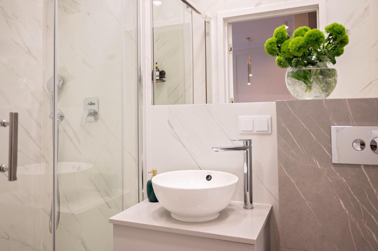 Mennica Residence - Grzybowska 43A Варшава Екстериор снимка